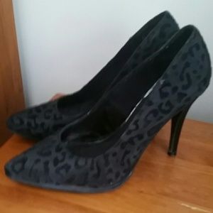 Black print pumps